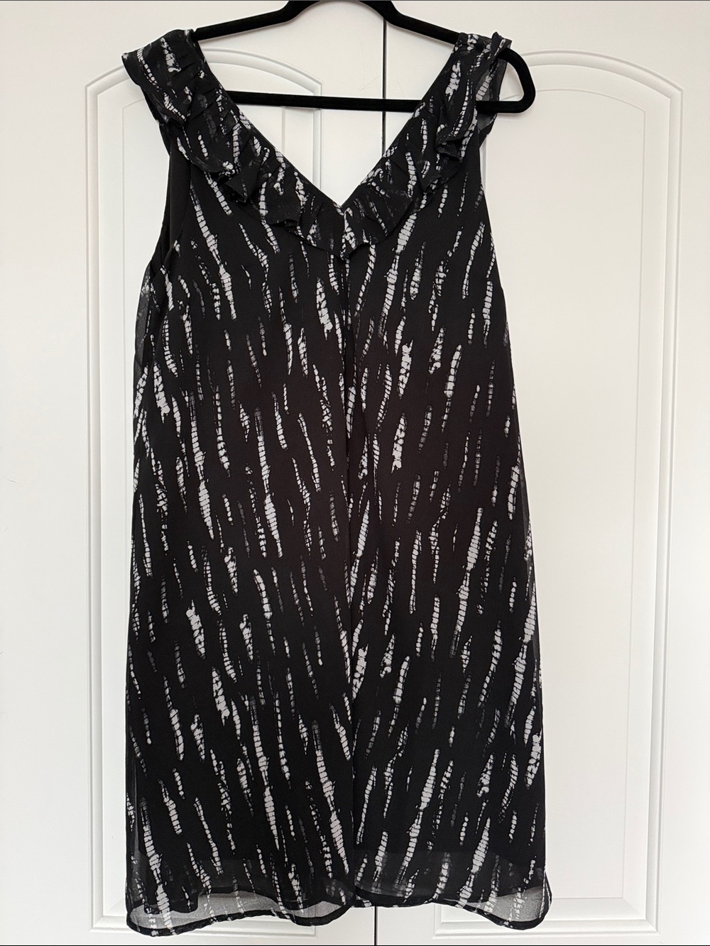 Joelle Collection Black and White Patterned Ruffle V-Neck Dress